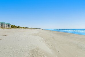 On the beach - 1st-floor condo near the beach with pool, tennis, balcony, gym, streaming, W/D (Hilton Head)