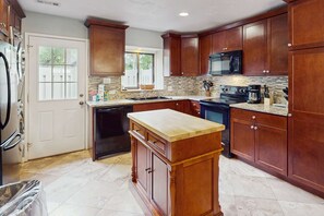 Fridge, microwave, oven, stovetop - Delightful Condo with WiFi, Pool, Tennis - Beach Across the Street (Hilton Head)
