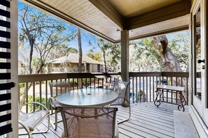 Outdoor dining - Your Hilton Head Escape Starts Here (Hilton Head)