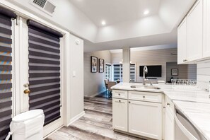 Fridge, microwave, oven, stovetop - Your Hilton Head Escape Starts Here (Hilton Head)