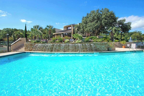 Pool - Oceanview condo with pool, hot tub & full kitchen - close to beach (Hilton Head)