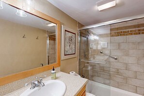 Douche, sèche-cheveux, serviettes fournies