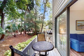 Property grounds - Open condo with pool, tennis, wooded balcony & central AC - close to the beach (Hilton Head)