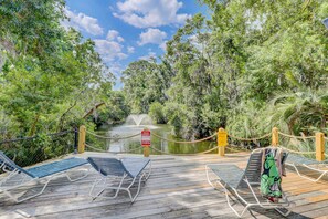 Terrace/patio - Inviting Condo with pool, tennis court and close to Coligny Plaza and Beach (Hilton Head)