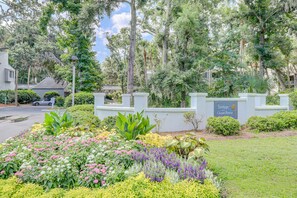 Property grounds - Inviting Condo with pool, tennis court and close to Coligny Plaza and Beach (Hilton Head)