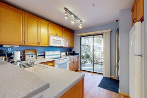 Fridge, microwave, oven, stovetop - Inviting Condo with pool, tennis court and close to Coligny Plaza and Beach (Hilton Head)