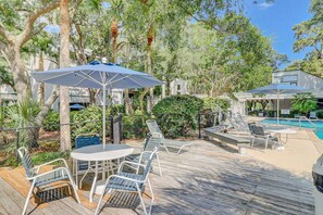 Outdoor dining - Inviting Condo with pool, tennis court and close to Coligny Plaza and Beach (Hilton Head)