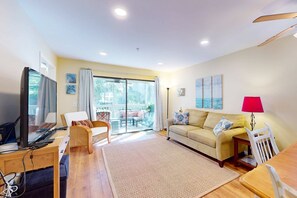 TV, offices - Inviting Condo with pool, tennis court and close to Coligny Plaza and Beach (Hilton Head)