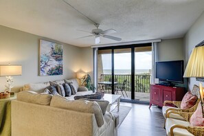 TV, DVD player - Oceanfront condo with WiFi, pool, hot tub & beach access (Hilton Head)