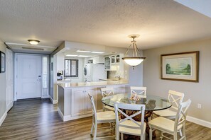 Dining - Oceanfront condo with WiFi, pool, hot tub & beach access (Hilton Head)