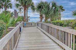 Property grounds - Charming Waterfront Villa with Ocean Views, Private Balcony & Pool — Steps to the Beach (Hilton Head)