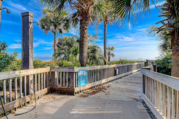 Property grounds - Charming Waterfront Villa with Ocean Views, Private Balcony & Pool — Steps to the Beach (Hilton Head)