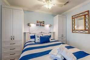 Tabla de planchar con plancha, wifi y ropa de cama