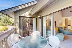 Outdoor dining - Lagoon-View Condo with Al Fresco Dining, Shared Pool, Golf Course & Beach Access (Hilton Head)