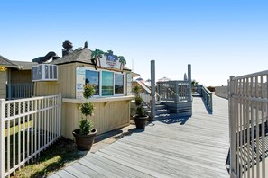 Property grounds - Beautiful condo with furnished balcony, pools, tennis, volleyball & fitness room (Hilton Head)