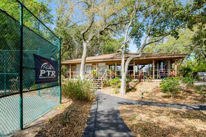 Exterior - Beautiful condo with furnished balcony, pools, tennis, volleyball & fitness room (Hilton Head)