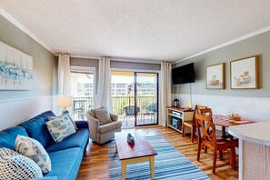 TV, offices - Beautiful condo with furnished balcony, pools, tennis, volleyball & fitness room (Hilton Head)