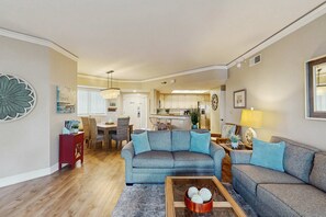 TV, DVD player, offices - Spacious updated oceanfront condo with shared pools, hot tub & beach access (Hilton Head)