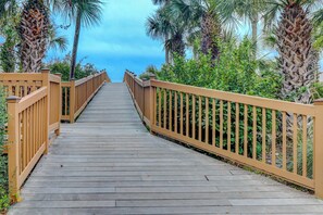 Property grounds - Spacious updated oceanfront condo with shared pools, hot tub & beach access (Hilton Head)
