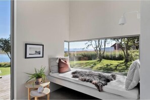 6 bedrooms, iron/ironing board, WiFi, bed sheets