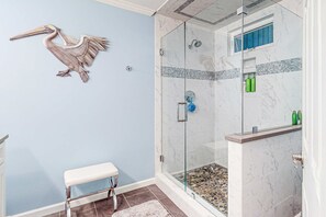 Shower, towels - Bright & Beachy Dog-Friendly Villa w/ Fast WiFi, Central A/C, & a Shared Pool (Hilton Head)