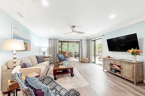 TV, DVD player, offices - Bright & Beachy Dog-Friendly Villa w/ Fast WiFi, Central A/C, & a Shared Pool (Hilton Head)