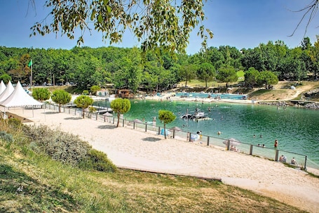 Monclar Escape With Tennis & Shared Pool