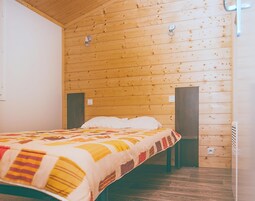 2 habitaciones, muebles diferentes y ropa de cama