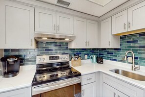 Fridge, microwave, oven, stovetop - Inviting family-friendly condo with balcony, central AC, & outdoor pool (Hilton Head)