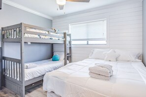 Tabla de planchar con plancha, wifi y ropa de cama