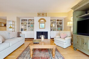 TV, DVD player, offices - Family-Friendly Condo near the Beach, Patio, & Shared Pool (Hilton Head)