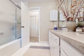 Shower, hair dryer, towels - Family-Friendly Condo near the Beach, Patio, & Shared Pool (Hilton Head)