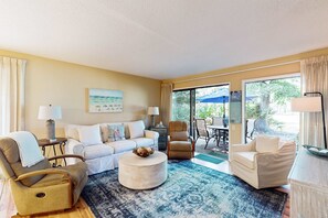 TV, offices - Coastal charm villa with golf-course views of Robert Trent Golf Course (Hilton Head)