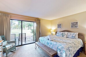 Desk, iron/ironing board, WiFi, bed sheets - Coastal charm villa with golf-course views of Robert Trent Golf Course (Hilton Head)
