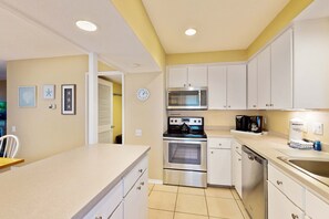 Fridge, microwave, oven, stovetop - Coastal charm villa with golf-course views of Robert Trent Golf Course (Hilton Head)
