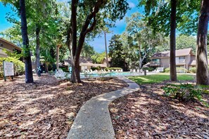 Property grounds - Coastal charm villa with golf-course views of Robert Trent Golf Course (Hilton Head)