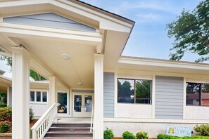 Exterior detail - 3rd Floor Villa with Private Washer & Dryer, Central AC - Shared Pools (Hilton Head)