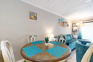 Dining - 3rd Floor Villa with Private Washer & Dryer, Central AC - Shared Pools (Hilton Head)