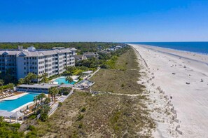 On the beach - Oceanfront condo with pools, hot tubs, fitness room, & central AC (Hilton Head)