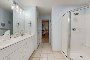 Een douche, handdoeken