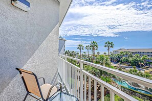 Property grounds - Oceanfront condo with pools, hot tubs, fitness room, & central AC (Hilton Head)