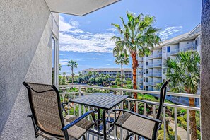 Outdoor dining - Oceanfront condo with pools, hot tubs, fitness room, & central AC (Hilton Head)