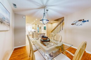 Dining - Dog-Friendly Beach Retreat in Hilton Head: Relaxation, Adventure, and Comfort (Hilton Head)