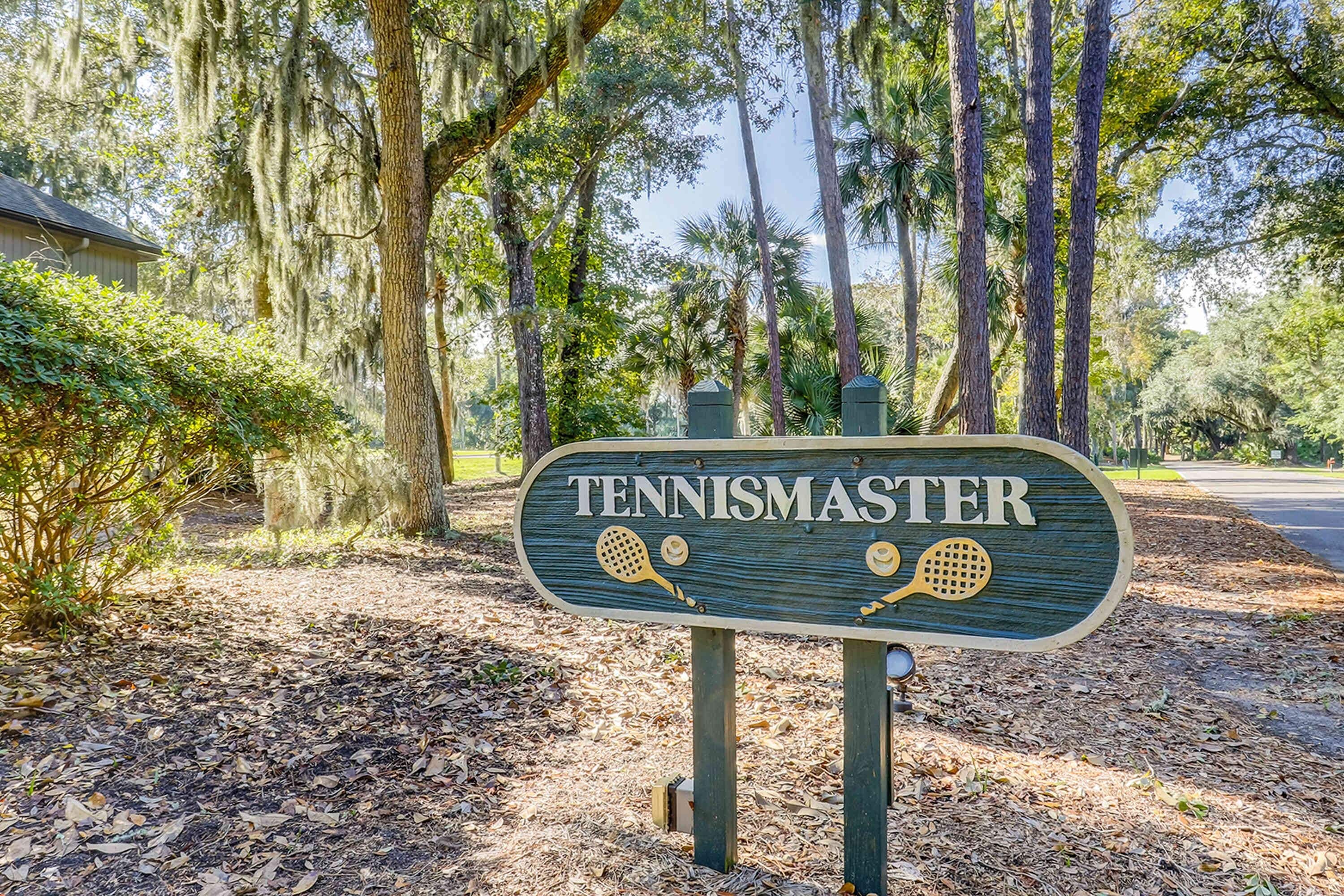 Een houten bord met de tekst 'TENNISMASTER' en afbeeldingen van tennisrackets.