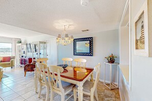 Dining - Coastal resort-style villa with pool, golf, & balcony - W/D, AC, & dog-friendly (Hilton Head)