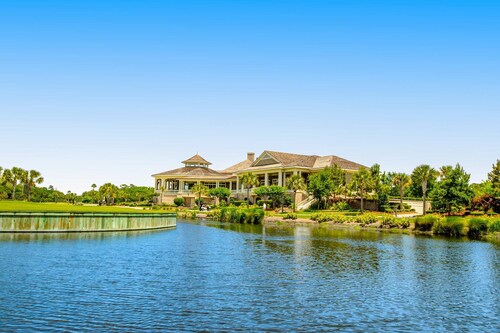 Coastal resort-style villa with pool, golf, & balcony - W/D, AC, & dog-friendly