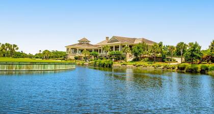 Coastal resort-style villa with pool, golf, & balcony - W/D, AC, & dog-friendly