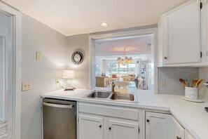 Interior - Coastal resort-style villa with pool, golf, & balcony - W/D, AC, & dog-friendly (Hilton Head)