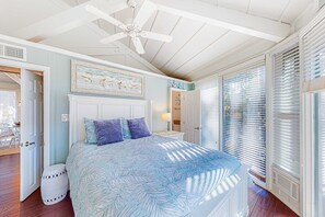 Iron/ironing board, travel cot, WiFi, bed sheets - lofted villa with private deck, streaming, & W/D - near Harbour Town (Hilton Head)