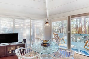 Dining - lofted villa with private deck, streaming, & W/D - near Harbour Town (Hilton Head)